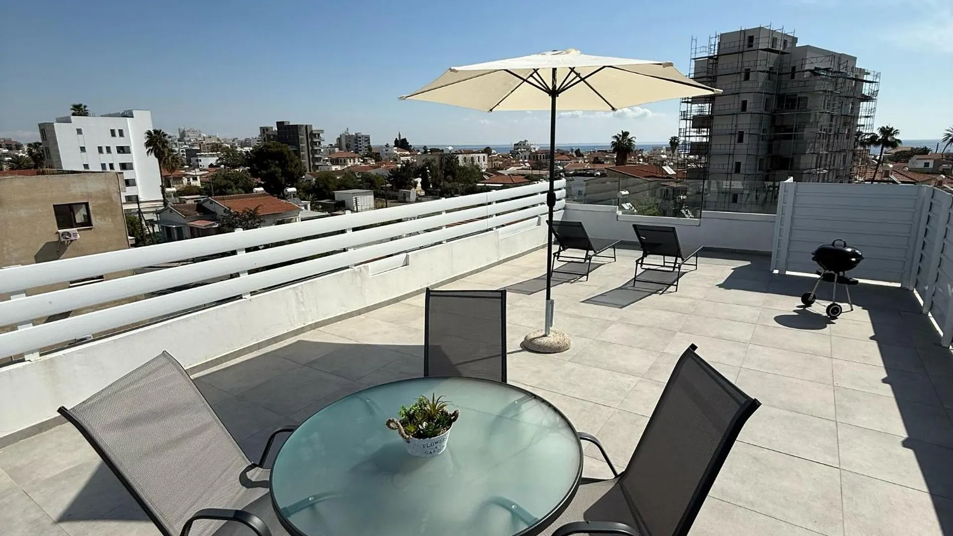 Διαμέρισμα Luxurious Penthouse In Larnaca Center 300M From The Beach